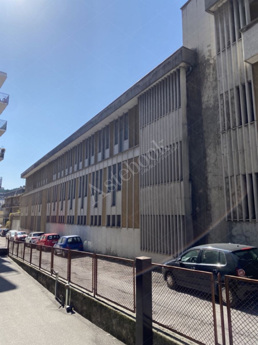 Compendio immobiliare composto da appartamenti, opifici e terreni per un totale di 1523 mq in Calolziocorte