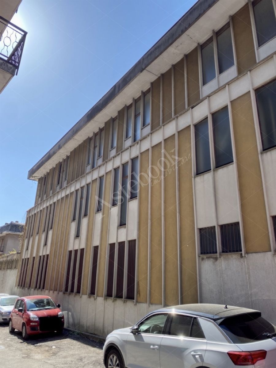 Compendio immobiliare composto da appartamenti, opifici e terreni per un totale di 1523 mq in Calolziocorte