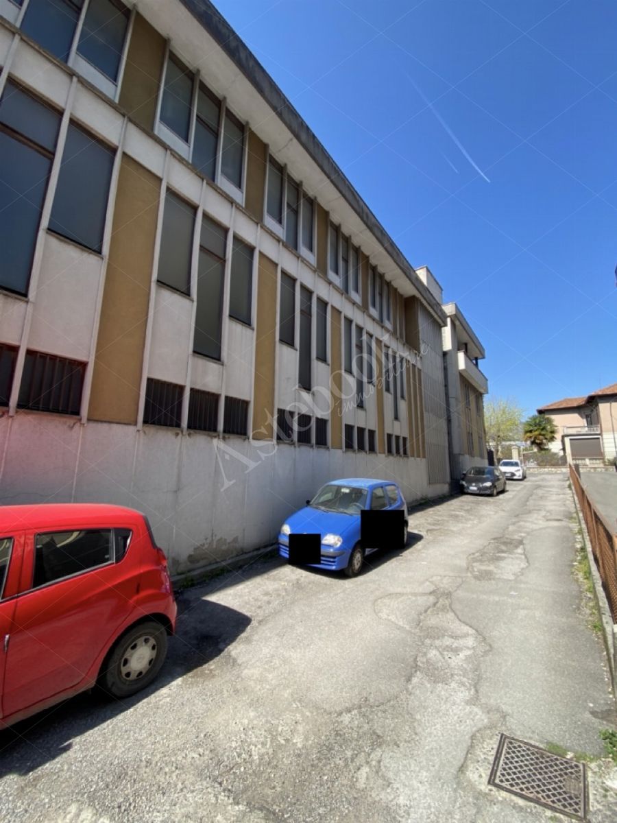 Compendio immobiliare composto da appartamenti, opifici e terreni per un totale di 1523 mq in Calolziocorte