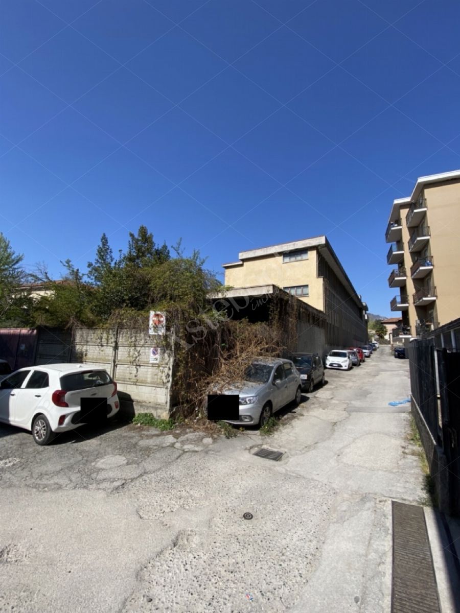 Compendio immobiliare composto da appartamenti, opifici e terreni per un totale di 1523 mq in Calolziocorte