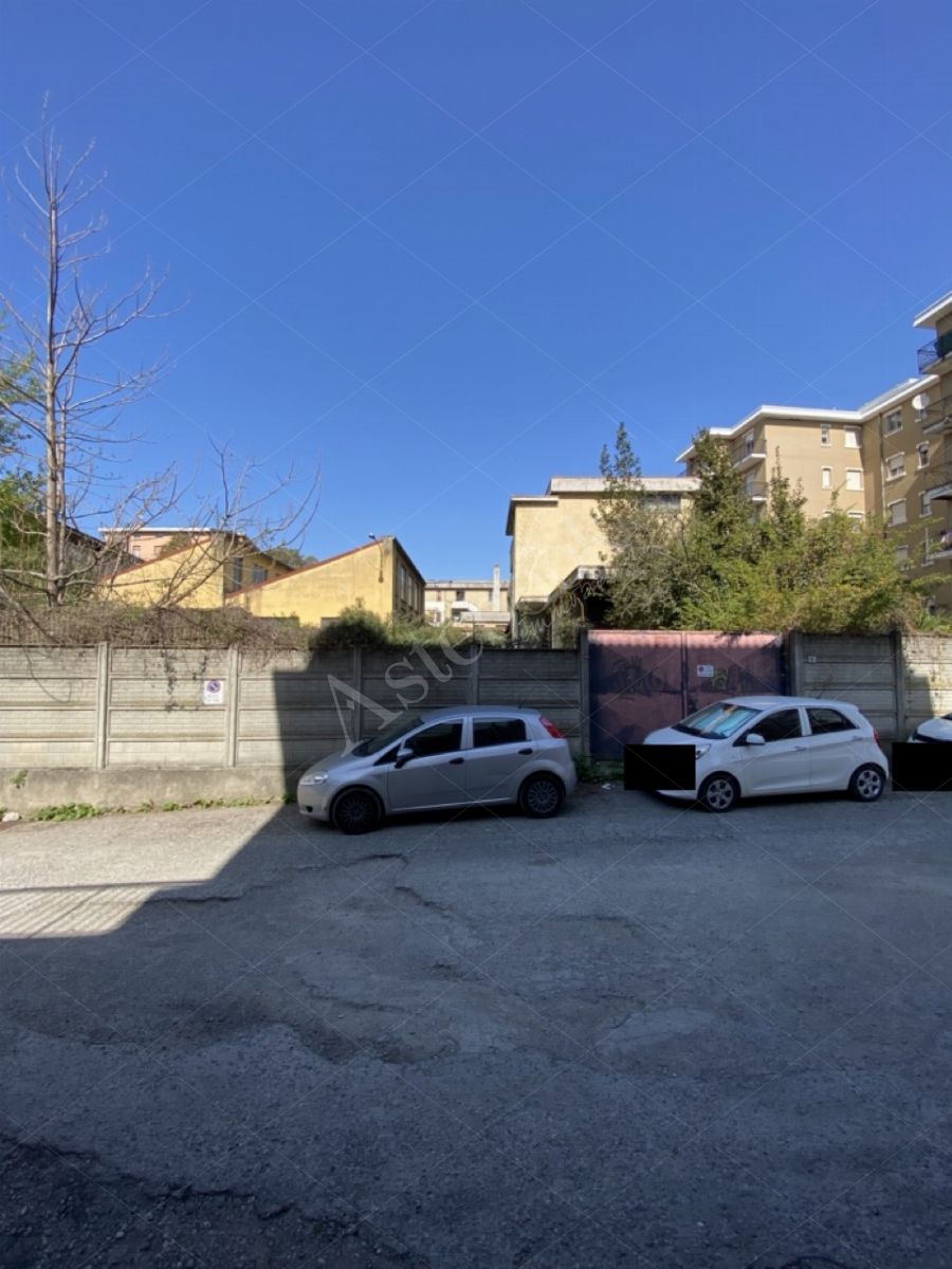 Compendio immobiliare composto da appartamenti, opifici e terreni per un totale di 1523 mq in Calolziocorte