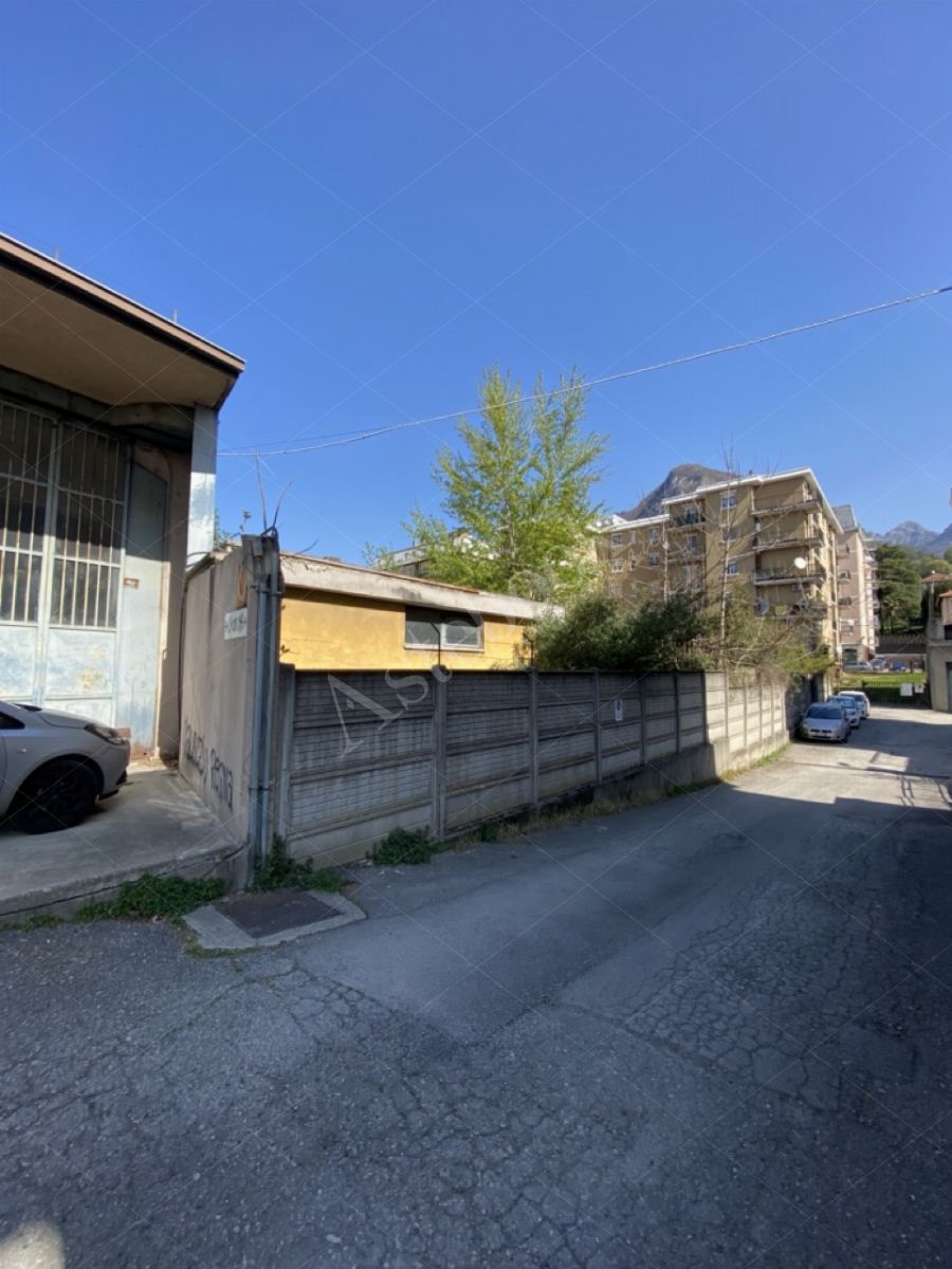 Compendio immobiliare composto da appartamenti, opifici e terreni per un totale di 1523 mq in Calolziocorte