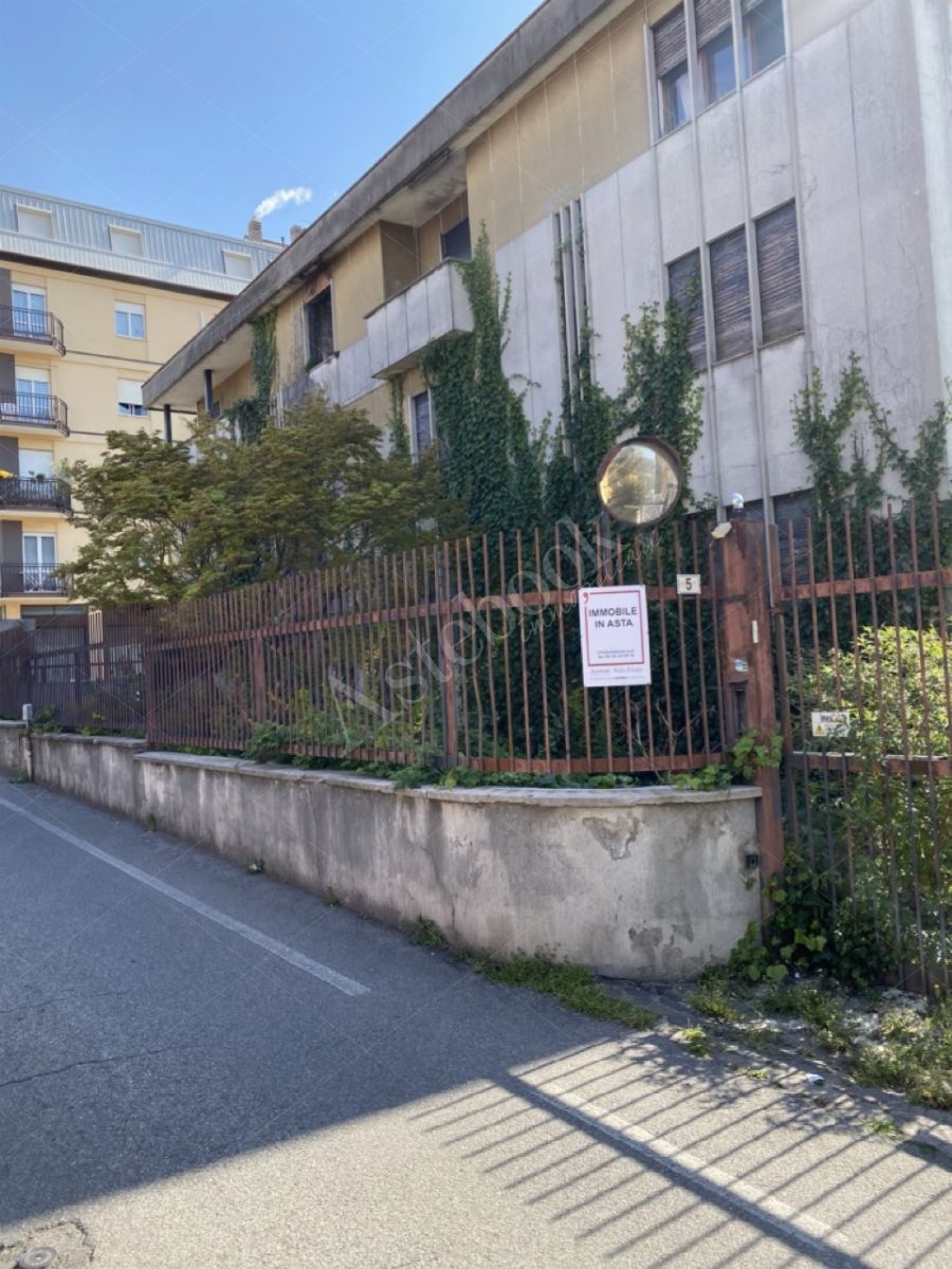 Compendio immobiliare composto da appartamenti, opifici e terreni per un totale di 1523 mq in Calolziocorte