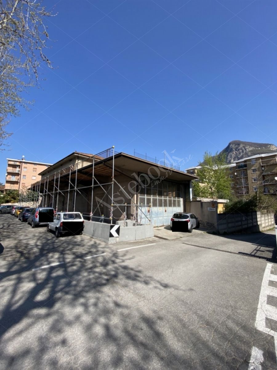 Compendio immobiliare composto da appartamenti, opifici e terreni per un totale di 1523 mq in Calolziocorte