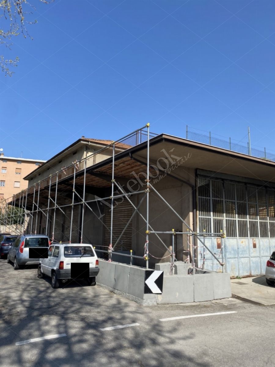 Compendio immobiliare composto da appartamenti, opifici e terreni per un totale di 1523 mq in Calolziocorte