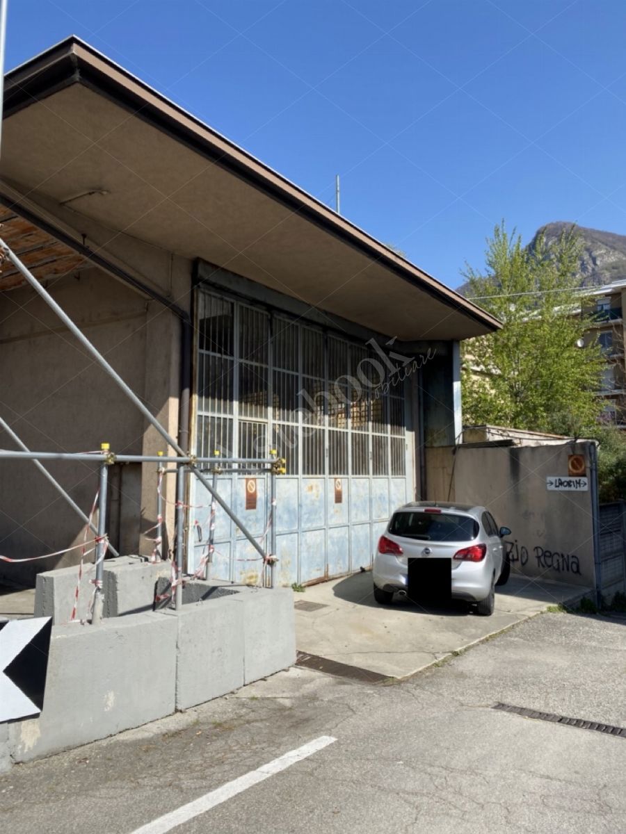 Compendio immobiliare composto da appartamenti, opifici e terreni per un totale di 1523 mq in Calolziocorte
