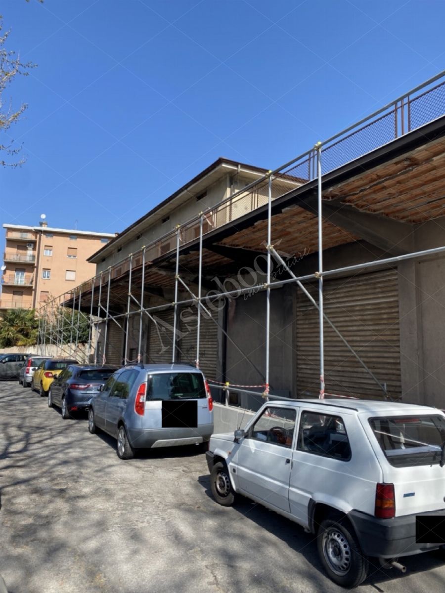 Compendio immobiliare composto da appartamenti, opifici e terreni per un totale di 1523 mq in Calolziocorte