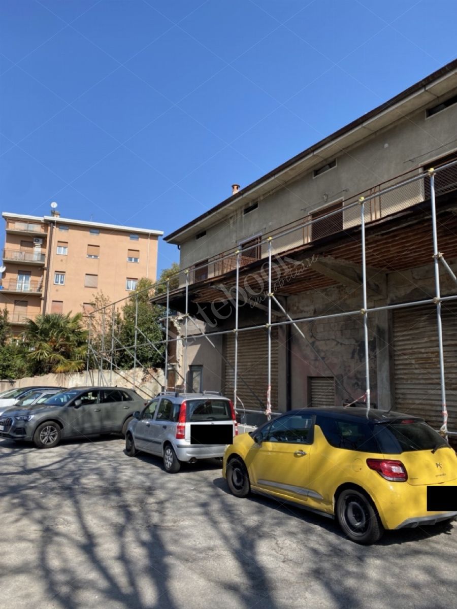 Compendio immobiliare composto da appartamenti, opifici e terreni per un totale di 1523 mq in Calolziocorte