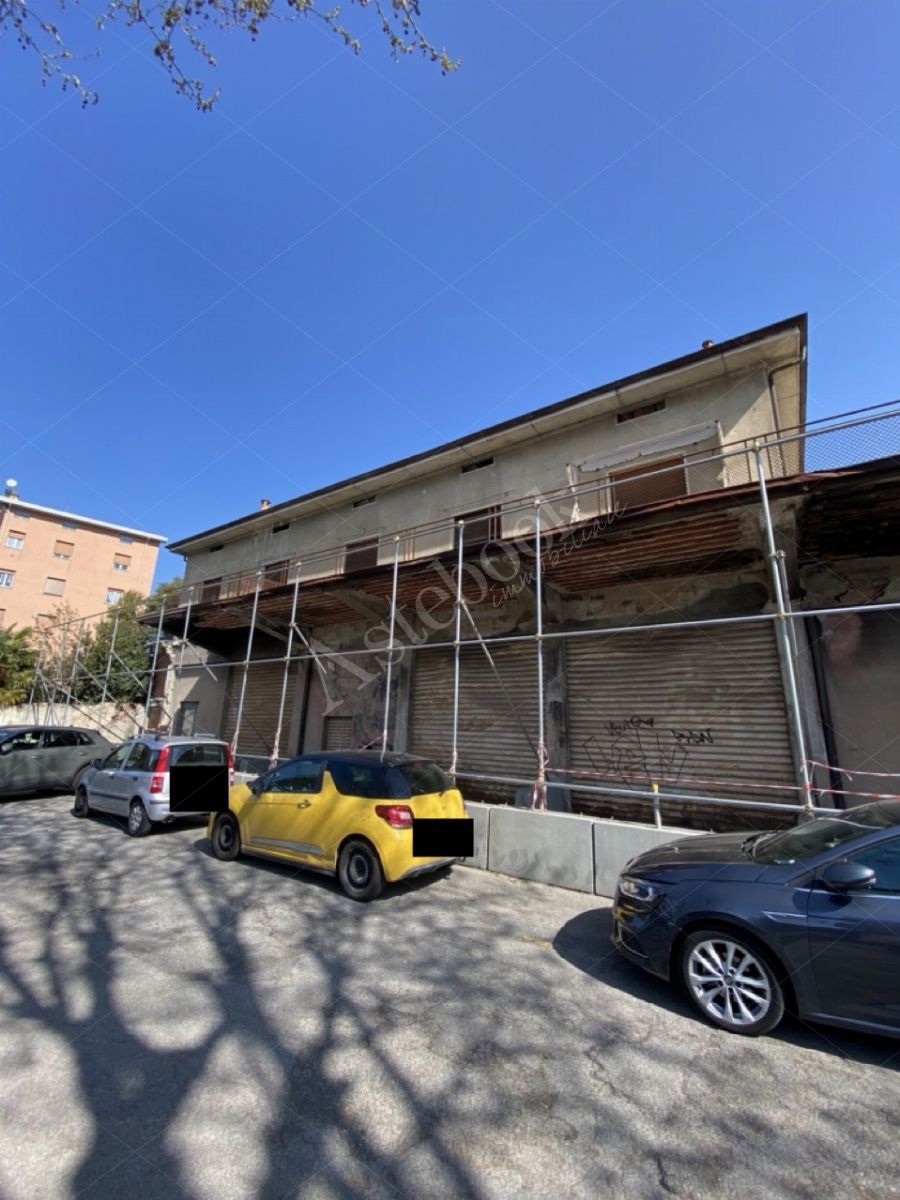 Compendio immobiliare composto da appartamenti, opifici e terreni per un totale di 1523 mq in Calolziocorte