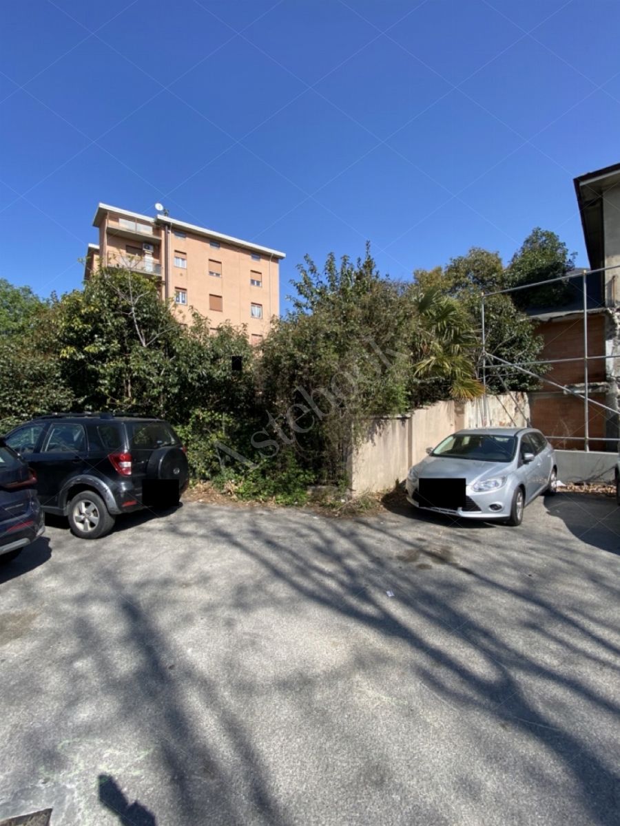 Compendio immobiliare composto da appartamenti, opifici e terreni per un totale di 1523 mq in Calolziocorte