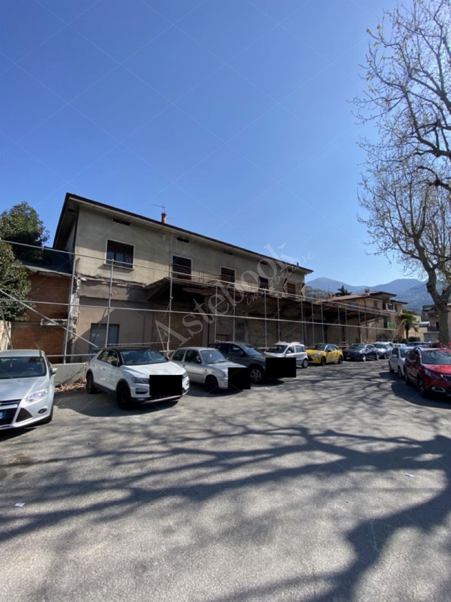 Compendio immobiliare composto da appartamenti, opifici e terreni per un totale di 1523 mq in Calolziocorte