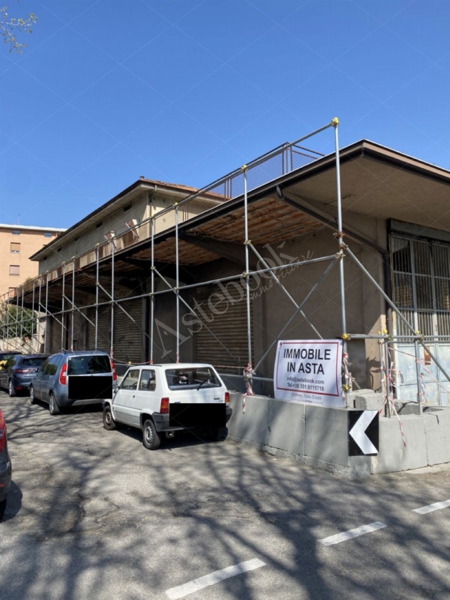 Compendio immobiliare composto da appartamenti, opifici e terreni per un totale di 1523 mq in Calolziocorte