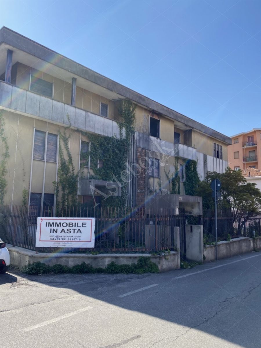 Compendio immobiliare composto da appartamenti, opifici e terreni per un totale di 1523 mq in Calolziocorte