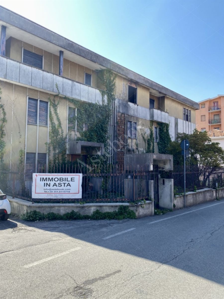 Compendio immobiliare composto da appartamenti, opifici e terreni per un totale di 1523 mq in Calolziocorte
