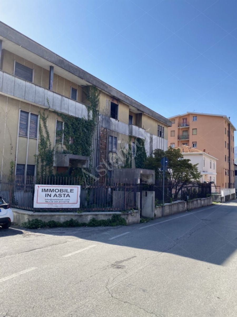 Compendio immobiliare composto da appartamenti, opifici e terreni per un totale di 1523 mq in Calolziocorte
