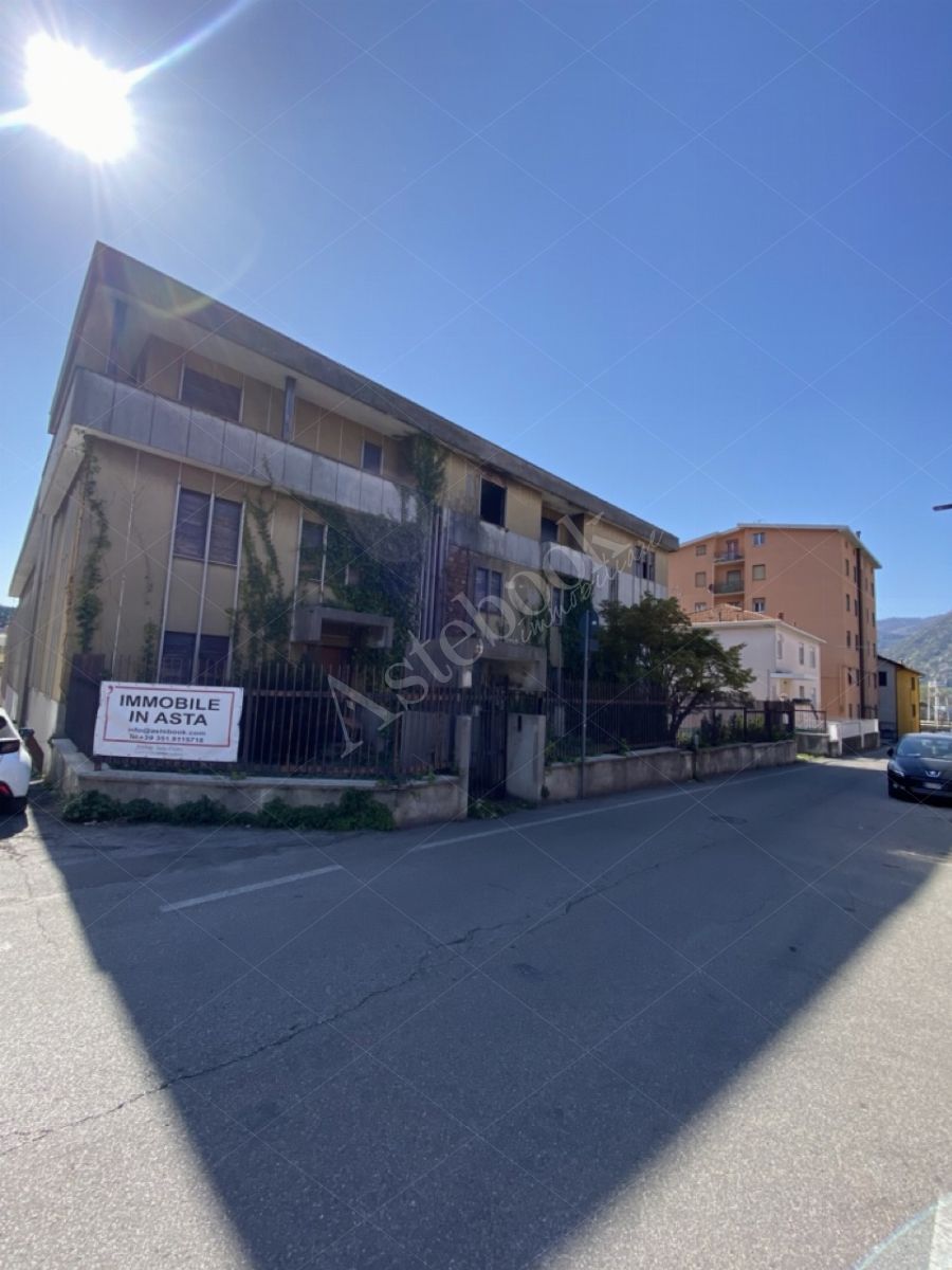 Compendio immobiliare composto da appartamenti, opifici e terreni per un totale di 1523 mq in Calolziocorte