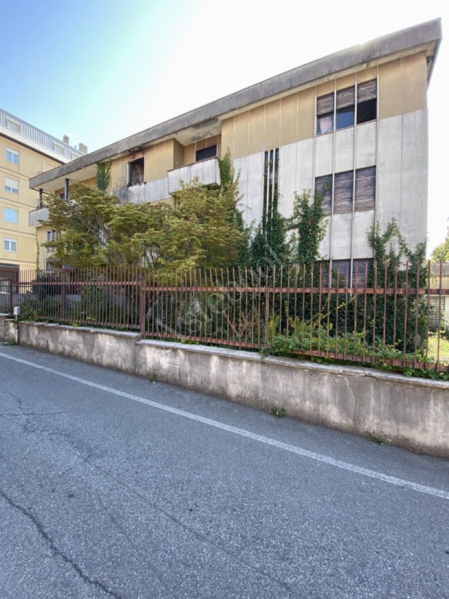 Compendio immobiliare composto da appartamenti, opifici e terreni per un totale di 1523 mq in Calolziocorte