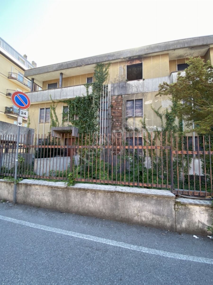 Compendio immobiliare composto da appartamenti, opifici e terreni per un totale di 1523 mq in Calolziocorte