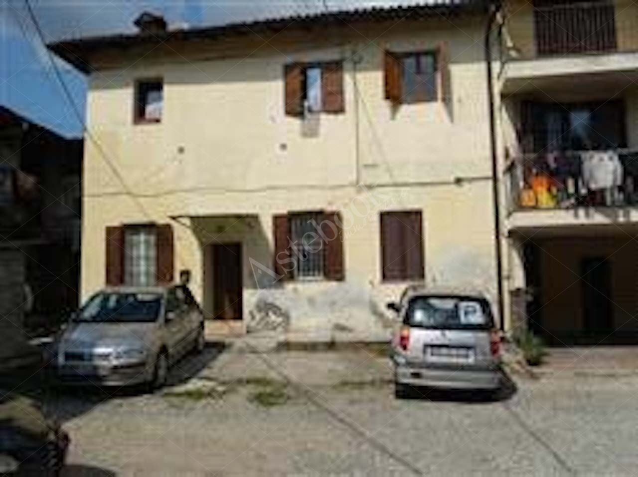 porzione di fabbricato ad uso abitazione composto da soggiorno-cucina, disimpegno, camera, anti-bagno, bagno, e area esterna di pertinenza a piano terra, altro locale, bagno e balcone al primo piano cui si accede anche da scala autonoma interna; oltre a un fabbricato ad uso deposito in corpo staccato