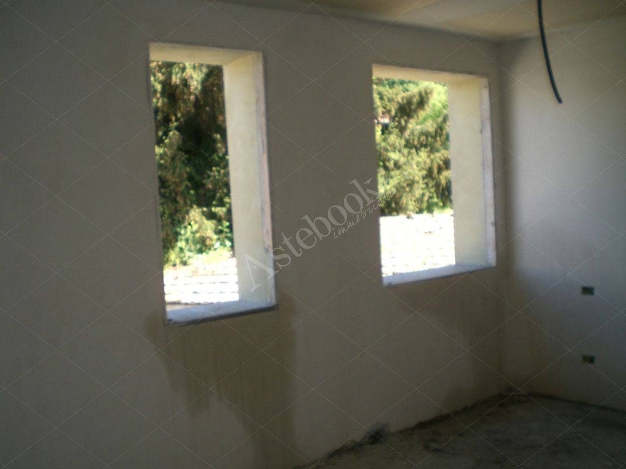 Propriet Piena-In Comune di MISSAGLIA (LC) Via P.Giovanni XXIII fabbricato non ultimato inagibile,su 3 piani f.terra e un interrato composto da: u.i. di 3 vani,bagno,balcone al pt.; u.i di 3 vani,disimpegno,bagno al pt; u.i. di 2 vani,disimpegno,bagno,terrazzo al p1; u.i. di 2 vani,disimpegno,bagno al p1; u.i. di 2 vani,disimpegno,bagno,balcone al p2; u.i. di 2 vani al p2; spazio di circa mq.175 al p.int. da destinare ad autorimessa,corsello di manovra,locale immondezzaio,locale contatori.