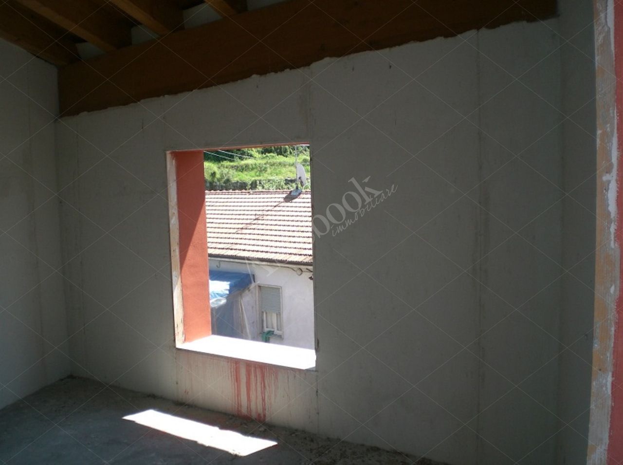 Propriet Piena-In Comune di MISSAGLIA (LC) Via P.Giovanni XXIII fabbricato non ultimato inagibile,su 3 piani f.terra e un interrato composto da: u.i. di 3 vani,bagno,balcone al pt.; u.i di 3 vani,disimpegno,bagno al pt; u.i. di 2 vani,disimpegno,bagno,terrazzo al p1; u.i. di 2 vani,disimpegno,bagno al p1; u.i. di 2 vani,disimpegno,bagno,balcone al p2; u.i. di 2 vani al p2; spazio di circa mq.175 al p.int. da destinare ad autorimessa,corsello di manovra,locale immondezzaio,locale contatori.