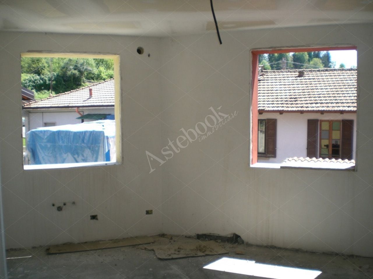 Propriet Piena-In Comune di MISSAGLIA (LC) Via P.Giovanni XXIII fabbricato non ultimato inagibile,su 3 piani f.terra e un interrato composto da: u.i. di 3 vani,bagno,balcone al pt.; u.i di 3 vani,disimpegno,bagno al pt; u.i. di 2 vani,disimpegno,bagno,terrazzo al p1; u.i. di 2 vani,disimpegno,bagno al p1; u.i. di 2 vani,disimpegno,bagno,balcone al p2; u.i. di 2 vani al p2; spazio di circa mq.175 al p.int. da destinare ad autorimessa,corsello di manovra,locale immondezzaio,locale contatori.