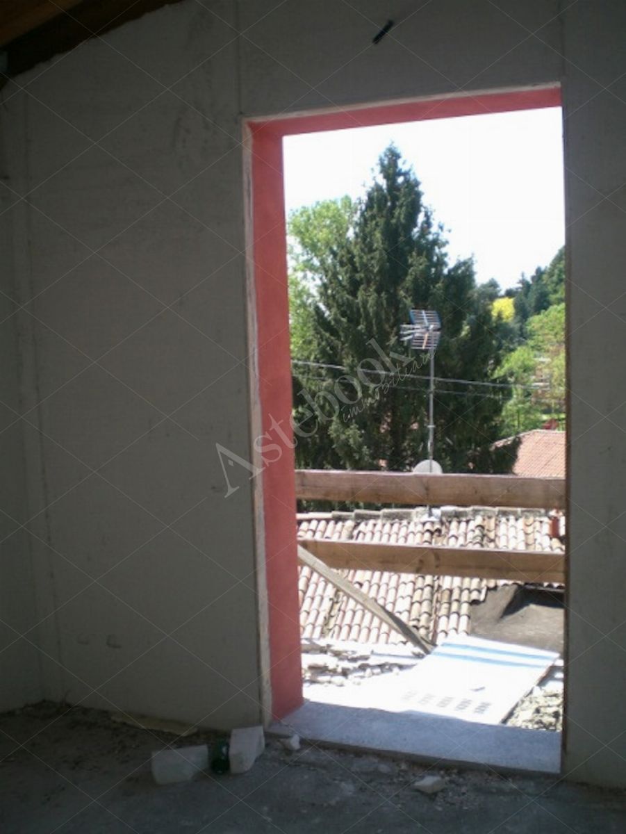 Propriet Piena-In Comune di MISSAGLIA (LC) Via P.Giovanni XXIII fabbricato non ultimato inagibile,su 3 piani f.terra e un interrato composto da: u.i. di 3 vani,bagno,balcone al pt.; u.i di 3 vani,disimpegno,bagno al pt; u.i. di 2 vani,disimpegno,bagno,terrazzo al p1; u.i. di 2 vani,disimpegno,bagno al p1; u.i. di 2 vani,disimpegno,bagno,balcone al p2; u.i. di 2 vani al p2; spazio di circa mq.175 al p.int. da destinare ad autorimessa,corsello di manovra,locale immondezzaio,locale contatori.