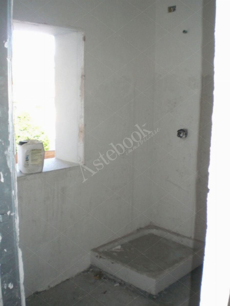 Propriet Piena-In Comune di MISSAGLIA (LC) Via P.Giovanni XXIII fabbricato non ultimato inagibile,su 3 piani f.terra e un interrato composto da: u.i. di 3 vani,bagno,balcone al pt.; u.i di 3 vani,disimpegno,bagno al pt; u.i. di 2 vani,disimpegno,bagno,terrazzo al p1; u.i. di 2 vani,disimpegno,bagno al p1; u.i. di 2 vani,disimpegno,bagno,balcone al p2; u.i. di 2 vani al p2; spazio di circa mq.175 al p.int. da destinare ad autorimessa,corsello di manovra,locale immondezzaio,locale contatori.