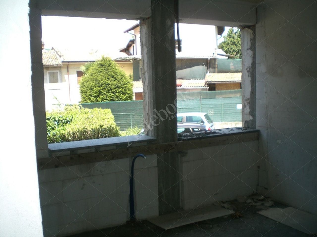 Propriet Piena-In Comune di MISSAGLIA (LC) Via P.Giovanni XXIII fabbricato non ultimato inagibile,su 3 piani f.terra e un interrato composto da: u.i. di 3 vani,bagno,balcone al pt.; u.i di 3 vani,disimpegno,bagno al pt; u.i. di 2 vani,disimpegno,bagno,terrazzo al p1; u.i. di 2 vani,disimpegno,bagno al p1; u.i. di 2 vani,disimpegno,bagno,balcone al p2; u.i. di 2 vani al p2; spazio di circa mq.175 al p.int. da destinare ad autorimessa,corsello di manovra,locale immondezzaio,locale contatori.