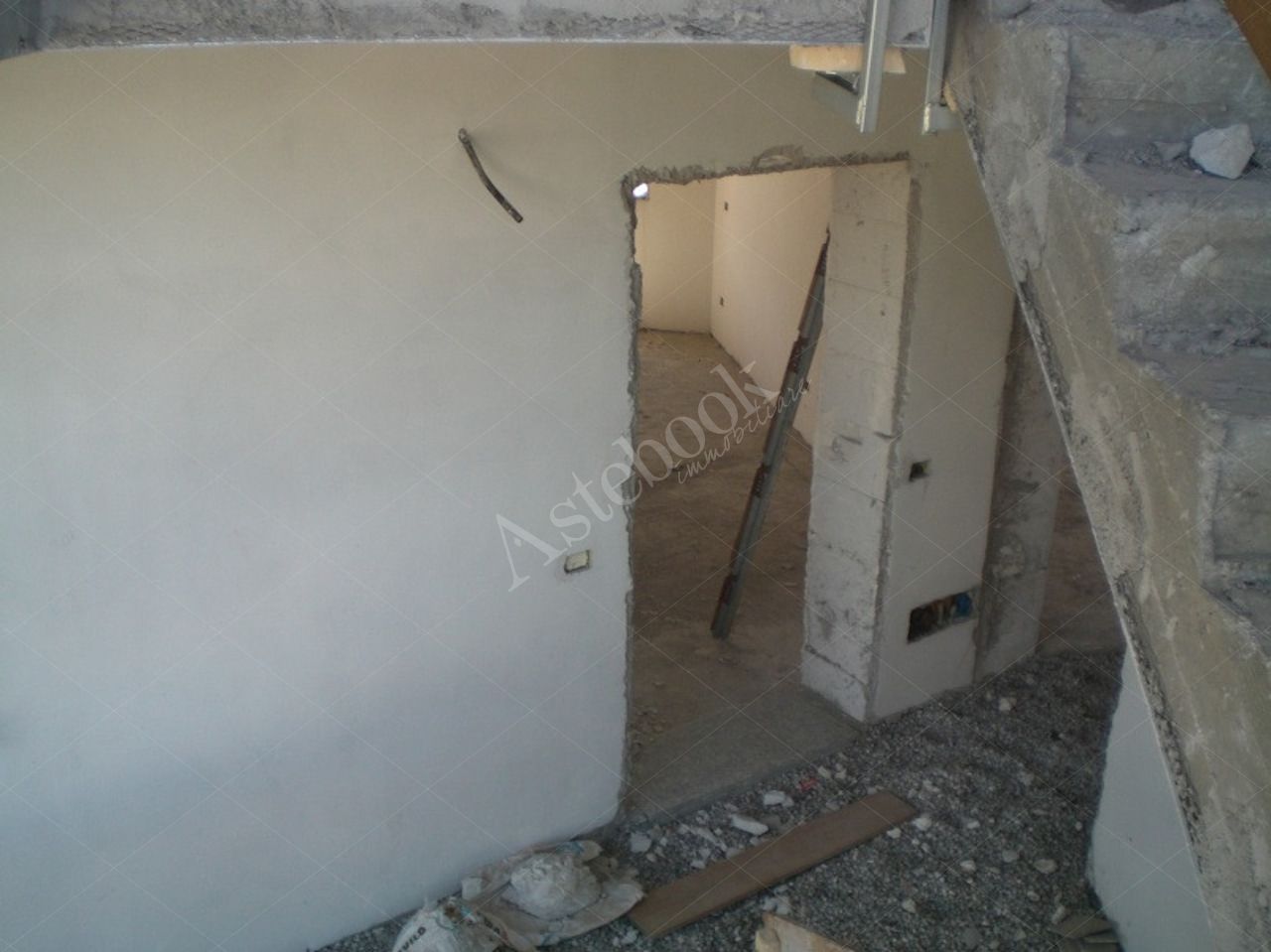 Propriet Piena-In Comune di MISSAGLIA (LC) Via P.Giovanni XXIII fabbricato non ultimato inagibile,su 3 piani f.terra e un interrato composto da: u.i. di 3 vani,bagno,balcone al pt.; u.i di 3 vani,disimpegno,bagno al pt; u.i. di 2 vani,disimpegno,bagno,terrazzo al p1; u.i. di 2 vani,disimpegno,bagno al p1; u.i. di 2 vani,disimpegno,bagno,balcone al p2; u.i. di 2 vani al p2; spazio di circa mq.175 al p.int. da destinare ad autorimessa,corsello di manovra,locale immondezzaio,locale contatori.