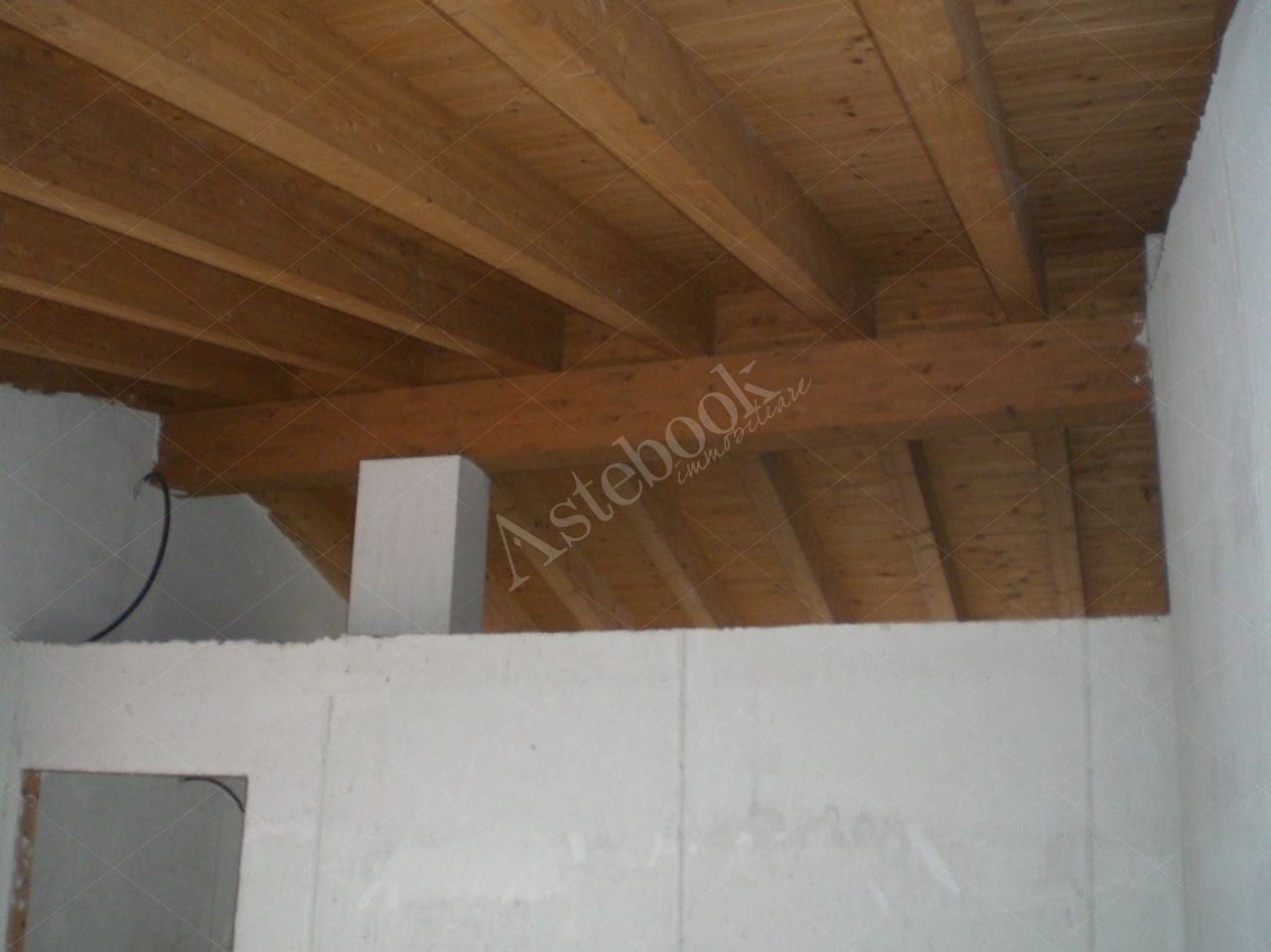 Propriet Piena-In Comune di MISSAGLIA (LC) Via P.Giovanni XXIII fabbricato non ultimato inagibile,su 3 piani f.terra e un interrato composto da: u.i. di 3 vani,bagno,balcone al pt.; u.i di 3 vani,disimpegno,bagno al pt; u.i. di 2 vani,disimpegno,bagno,terrazzo al p1; u.i. di 2 vani,disimpegno,bagno al p1; u.i. di 2 vani,disimpegno,bagno,balcone al p2; u.i. di 2 vani al p2; spazio di circa mq.175 al p.int. da destinare ad autorimessa,corsello di manovra,locale immondezzaio,locale contatori.