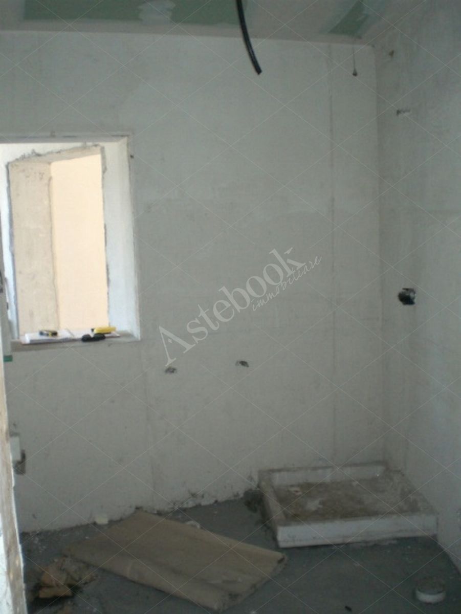Propriet Piena-In Comune di MISSAGLIA (LC) Via P.Giovanni XXIII fabbricato non ultimato inagibile,su 3 piani f.terra e un interrato composto da: u.i. di 3 vani,bagno,balcone al pt.; u.i di 3 vani,disimpegno,bagno al pt; u.i. di 2 vani,disimpegno,bagno,terrazzo al p1; u.i. di 2 vani,disimpegno,bagno al p1; u.i. di 2 vani,disimpegno,bagno,balcone al p2; u.i. di 2 vani al p2; spazio di circa mq.175 al p.int. da destinare ad autorimessa,corsello di manovra,locale immondezzaio,locale contatori.