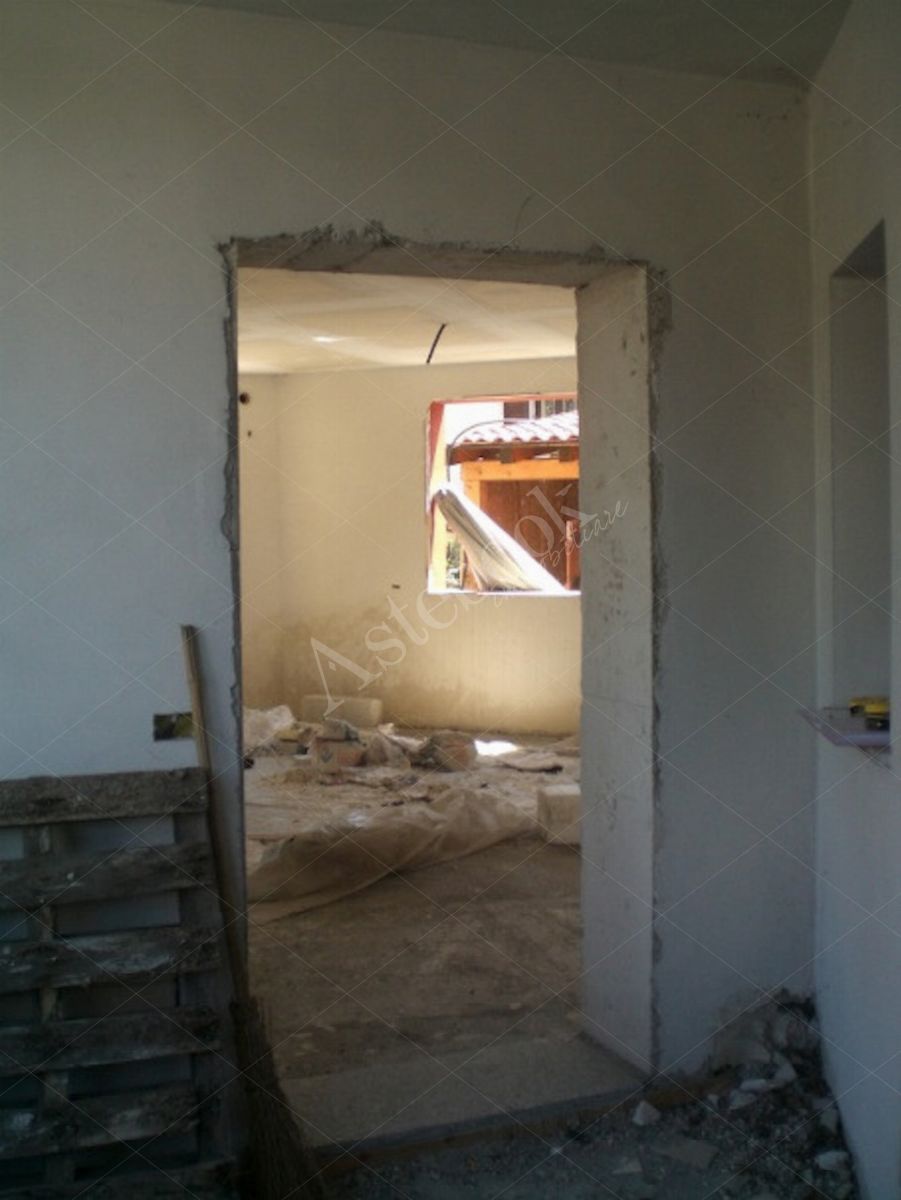 Propriet Piena-In Comune di MISSAGLIA (LC) Via P.Giovanni XXIII fabbricato non ultimato inagibile,su 3 piani f.terra e un interrato composto da: u.i. di 3 vani,bagno,balcone al pt.; u.i di 3 vani,disimpegno,bagno al pt; u.i. di 2 vani,disimpegno,bagno,terrazzo al p1; u.i. di 2 vani,disimpegno,bagno al p1; u.i. di 2 vani,disimpegno,bagno,balcone al p2; u.i. di 2 vani al p2; spazio di circa mq.175 al p.int. da destinare ad autorimessa,corsello di manovra,locale immondezzaio,locale contatori.