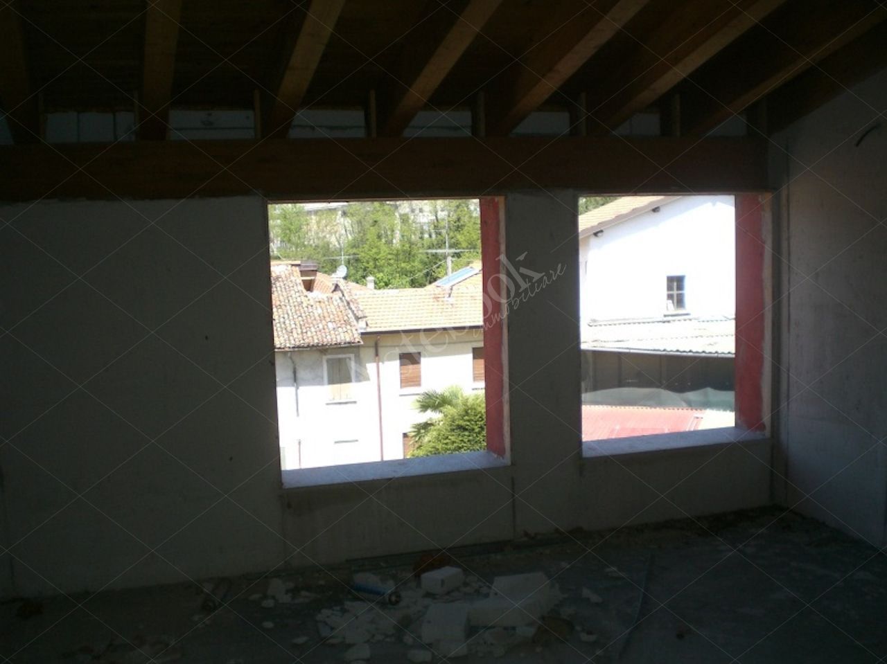 Propriet Piena-In Comune di MISSAGLIA (LC) Via P.Giovanni XXIII fabbricato non ultimato inagibile,su 3 piani f.terra e un interrato composto da: u.i. di 3 vani,bagno,balcone al pt.; u.i di 3 vani,disimpegno,bagno al pt; u.i. di 2 vani,disimpegno,bagno,terrazzo al p1; u.i. di 2 vani,disimpegno,bagno al p1; u.i. di 2 vani,disimpegno,bagno,balcone al p2; u.i. di 2 vani al p2; spazio di circa mq.175 al p.int. da destinare ad autorimessa,corsello di manovra,locale immondezzaio,locale contatori.