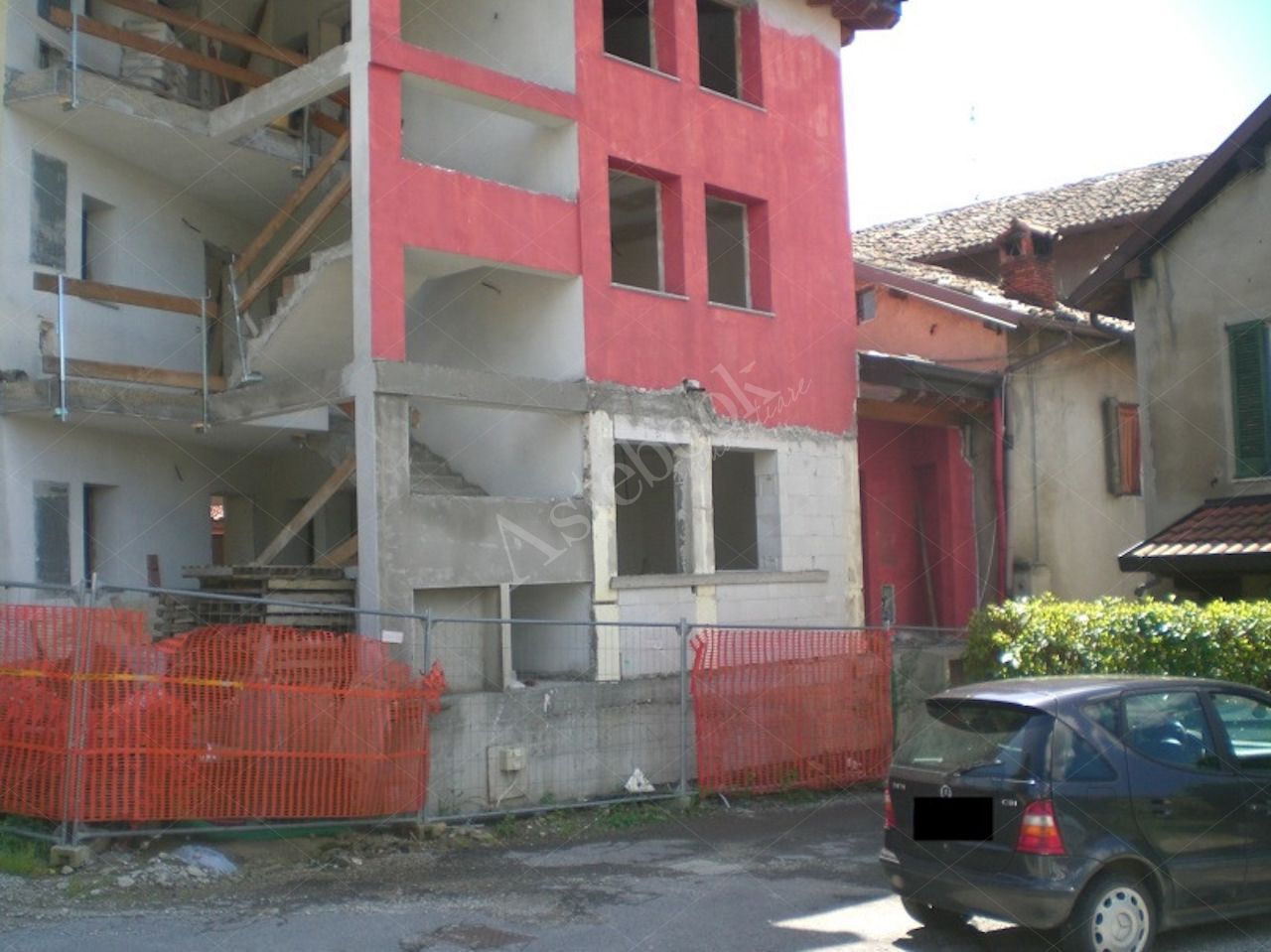 Propriet Piena-In Comune di MISSAGLIA (LC) Via P.Giovanni XXIII fabbricato non ultimato inagibile,su 3 piani f.terra e un interrato composto da: u.i. di 3 vani,bagno,balcone al pt.; u.i di 3 vani,disimpegno,bagno al pt; u.i. di 2 vani,disimpegno,bagno,terrazzo al p1; u.i. di 2 vani,disimpegno,bagno al p1; u.i. di 2 vani,disimpegno,bagno,balcone al p2; u.i. di 2 vani al p2; spazio di circa mq.175 al p.int. da destinare ad autorimessa,corsello di manovra,locale immondezzaio,locale contatori.
