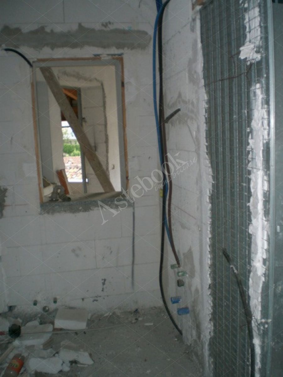 Propriet Piena-In Comune di MISSAGLIA (LC) Via P.Giovanni XXIII fabbricato non ultimato inagibile,su 3 piani f.terra e un interrato composto da: u.i. di 3 vani,bagno,balcone al pt.; u.i di 3 vani,disimpegno,bagno al pt; u.i. di 2 vani,disimpegno,bagno,terrazzo al p1; u.i. di 2 vani,disimpegno,bagno al p1; u.i. di 2 vani,disimpegno,bagno,balcone al p2; u.i. di 2 vani al p2; spazio di circa mq.175 al p.int. da destinare ad autorimessa,corsello di manovra,locale immondezzaio,locale contatori.