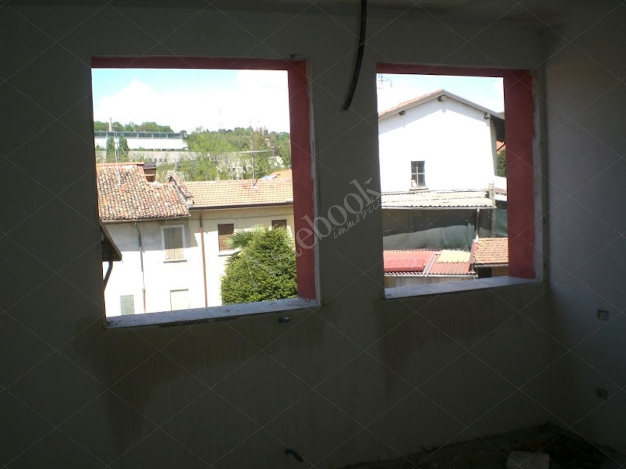 Propriet Piena-In Comune di MISSAGLIA (LC) Via P.Giovanni XXIII fabbricato non ultimato inagibile,su 3 piani f.terra e un interrato composto da: u.i. di 3 vani,bagno,balcone al pt.; u.i di 3 vani,disimpegno,bagno al pt; u.i. di 2 vani,disimpegno,bagno,terrazzo al p1; u.i. di 2 vani,disimpegno,bagno al p1; u.i. di 2 vani,disimpegno,bagno,balcone al p2; u.i. di 2 vani al p2; spazio di circa mq.175 al p.int. da destinare ad autorimessa,corsello di manovra,locale immondezzaio,locale contatori.