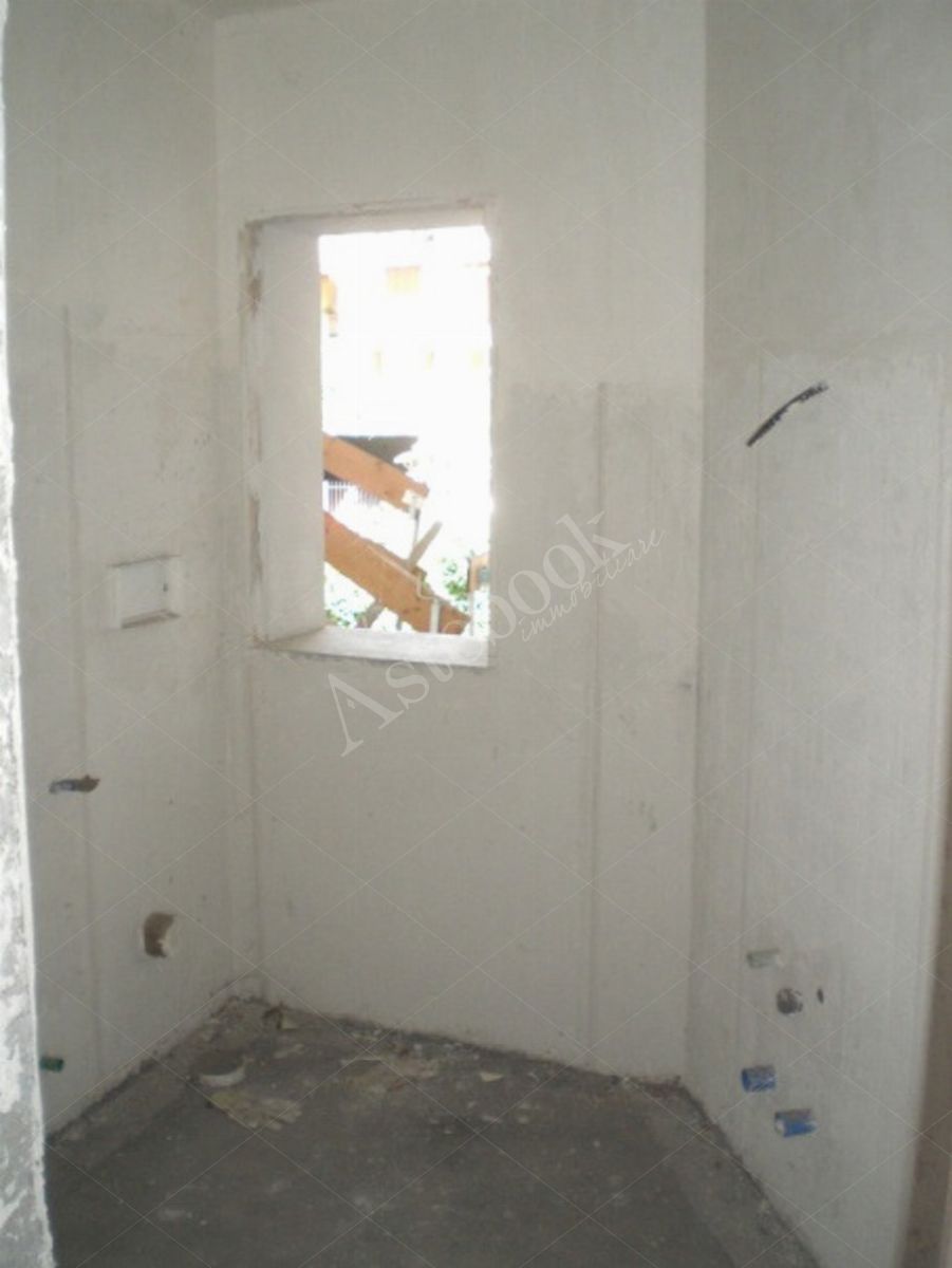 Propriet Piena-In Comune di MISSAGLIA (LC) Via P.Giovanni XXIII fabbricato non ultimato inagibile,su 3 piani f.terra e un interrato composto da: u.i. di 3 vani,bagno,balcone al pt.; u.i di 3 vani,disimpegno,bagno al pt; u.i. di 2 vani,disimpegno,bagno,terrazzo al p1; u.i. di 2 vani,disimpegno,bagno al p1; u.i. di 2 vani,disimpegno,bagno,balcone al p2; u.i. di 2 vani al p2; spazio di circa mq.175 al p.int. da destinare ad autorimessa,corsello di manovra,locale immondezzaio,locale contatori.