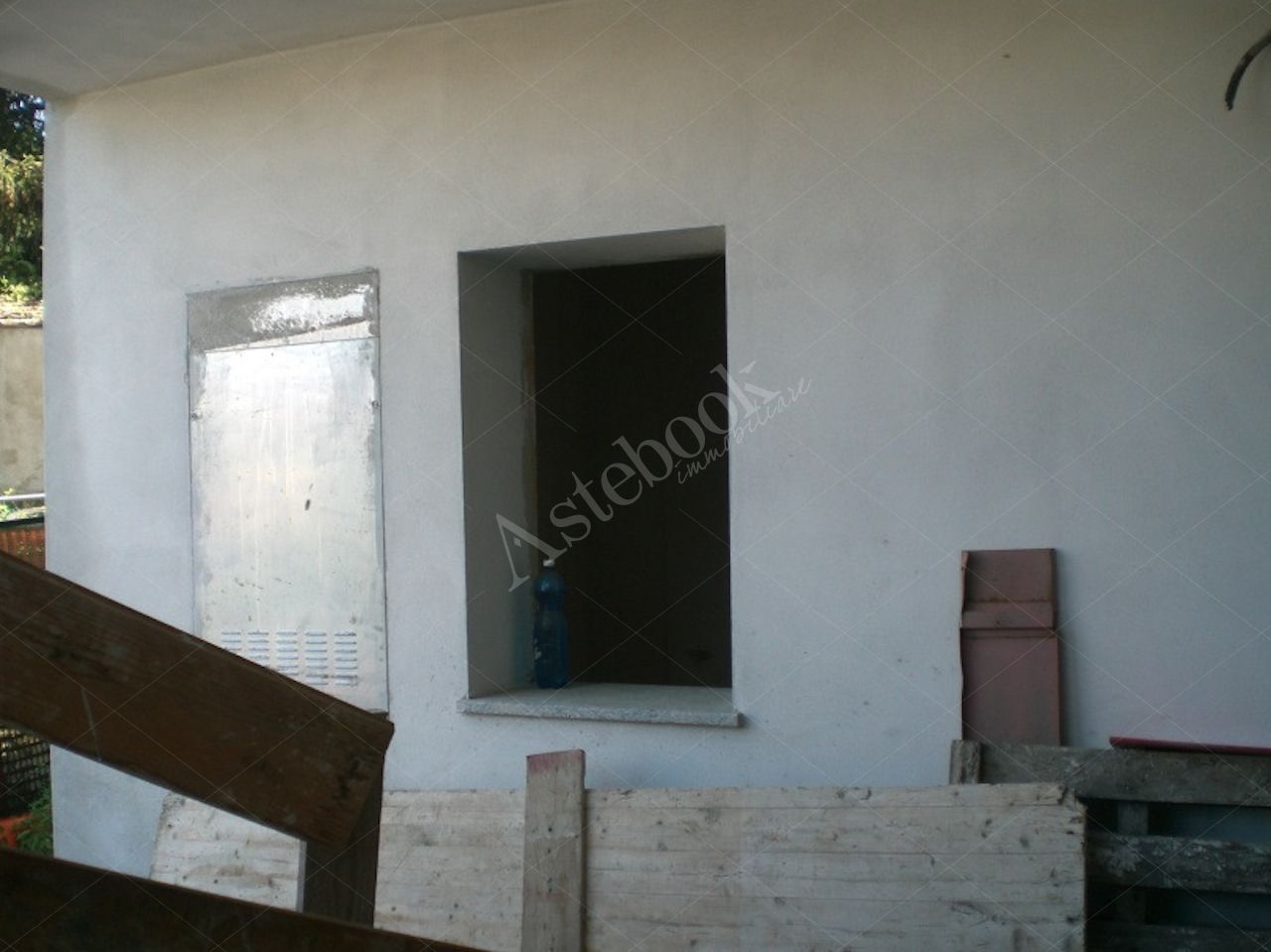Propriet Piena-In Comune di MISSAGLIA (LC) Via P.Giovanni XXIII fabbricato non ultimato inagibile,su 3 piani f.terra e un interrato composto da: u.i. di 3 vani,bagno,balcone al pt.; u.i di 3 vani,disimpegno,bagno al pt; u.i. di 2 vani,disimpegno,bagno,terrazzo al p1; u.i. di 2 vani,disimpegno,bagno al p1; u.i. di 2 vani,disimpegno,bagno,balcone al p2; u.i. di 2 vani al p2; spazio di circa mq.175 al p.int. da destinare ad autorimessa,corsello di manovra,locale immondezzaio,locale contatori.