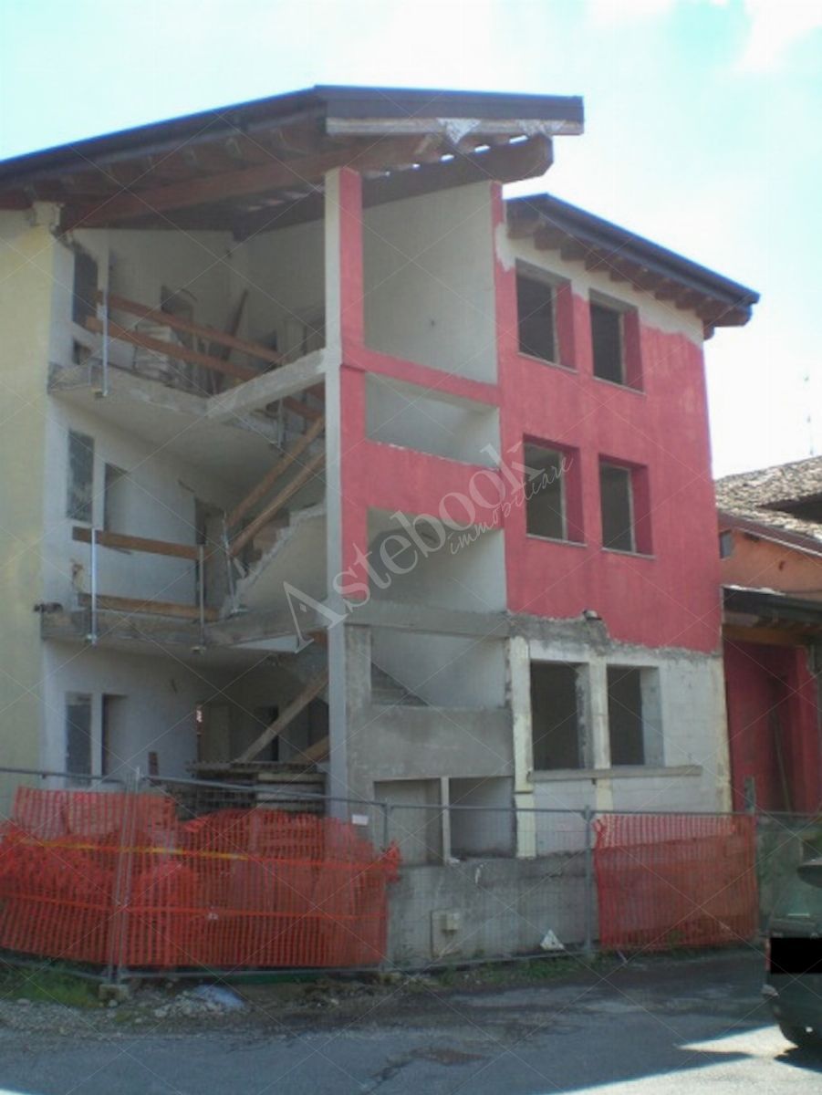 Propriet Piena-In Comune di MISSAGLIA (LC) Via P.Giovanni XXIII fabbricato non ultimato inagibile,su 3 piani f.terra e un interrato composto da: u.i. di 3 vani,bagno,balcone al pt.; u.i di 3 vani,disimpegno,bagno al pt; u.i. di 2 vani,disimpegno,bagno,terrazzo al p1; u.i. di 2 vani,disimpegno,bagno al p1; u.i. di 2 vani,disimpegno,bagno,balcone al p2; u.i. di 2 vani al p2; spazio di circa mq.175 al p.int. da destinare ad autorimessa,corsello di manovra,locale immondezzaio,locale contatori.