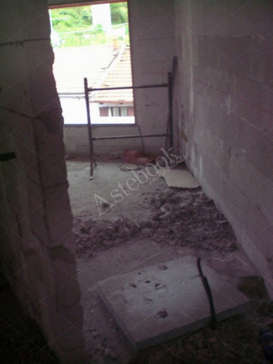Propriet Piena-In Comune di MISSAGLIA (LC) Via P.Giovanni XXIII fabbricato non ultimato inagibile,su 3 piani f.terra e un interrato composto da: u.i. di 3 vani,bagno,balcone al pt.; u.i di 3 vani,disimpegno,bagno al pt; u.i. di 2 vani,disimpegno,bagno,terrazzo al p1; u.i. di 2 vani,disimpegno,bagno al p1; u.i. di 2 vani,disimpegno,bagno,balcone al p2; u.i. di 2 vani al p2; spazio di circa mq.175 al p.int. da destinare ad autorimessa,corsello di manovra,locale immondezzaio,locale contatori.