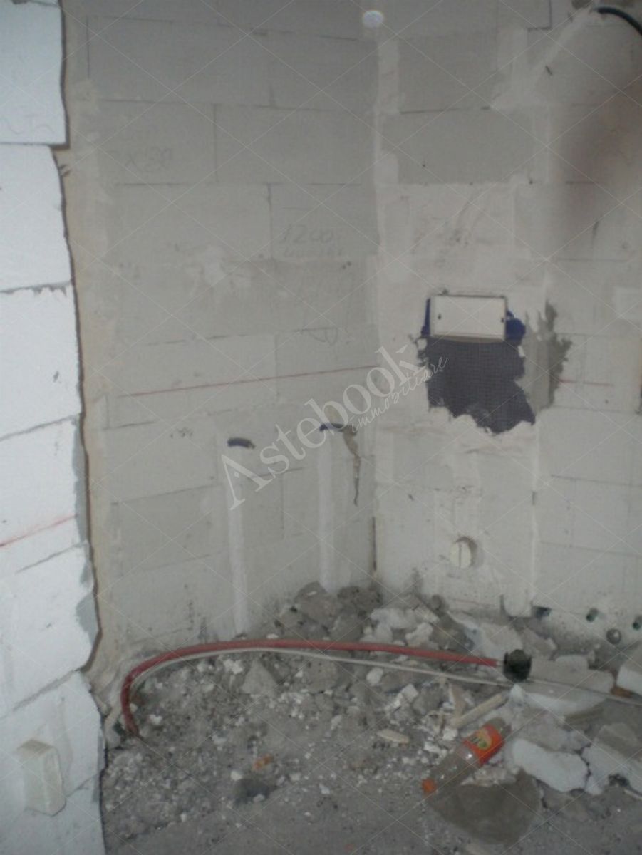 Propriet Piena-In Comune di MISSAGLIA (LC) Via P.Giovanni XXIII fabbricato non ultimato inagibile,su 3 piani f.terra e un interrato composto da: u.i. di 3 vani,bagno,balcone al pt.; u.i di 3 vani,disimpegno,bagno al pt; u.i. di 2 vani,disimpegno,bagno,terrazzo al p1; u.i. di 2 vani,disimpegno,bagno al p1; u.i. di 2 vani,disimpegno,bagno,balcone al p2; u.i. di 2 vani al p2; spazio di circa mq.175 al p.int. da destinare ad autorimessa,corsello di manovra,locale immondezzaio,locale contatori.