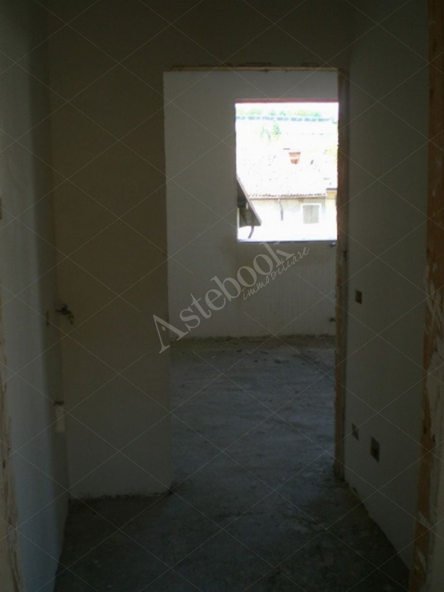 Propriet Piena-In Comune di MISSAGLIA (LC) Via P.Giovanni XXIII fabbricato non ultimato inagibile,su 3 piani f.terra e un interrato composto da: u.i. di 3 vani,bagno,balcone al pt.; u.i di 3 vani,disimpegno,bagno al pt; u.i. di 2 vani,disimpegno,bagno,terrazzo al p1; u.i. di 2 vani,disimpegno,bagno al p1; u.i. di 2 vani,disimpegno,bagno,balcone al p2; u.i. di 2 vani al p2; spazio di circa mq.175 al p.int. da destinare ad autorimessa,corsello di manovra,locale immondezzaio,locale contatori.