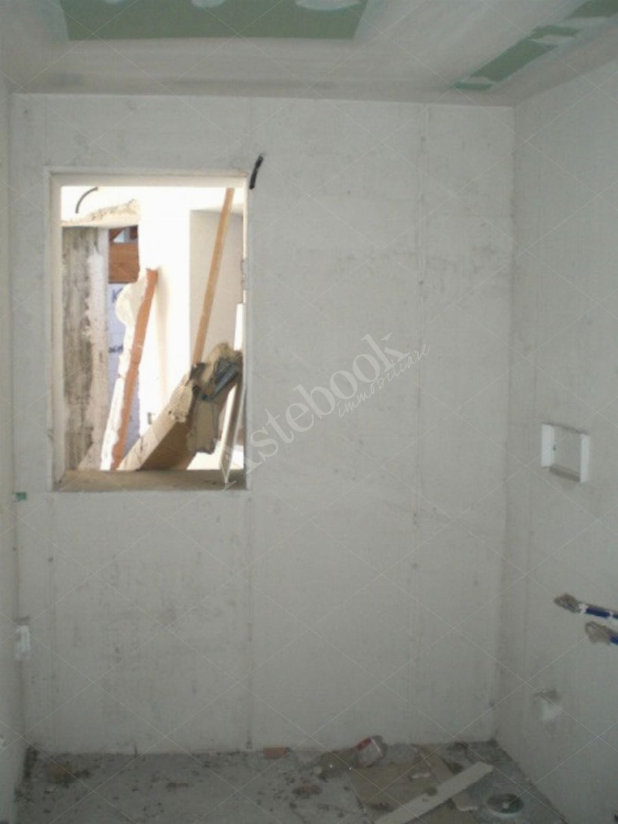 Propriet Piena-In Comune di MISSAGLIA (LC) Via P.Giovanni XXIII fabbricato non ultimato inagibile,su 3 piani f.terra e un interrato composto da: u.i. di 3 vani,bagno,balcone al pt.; u.i di 3 vani,disimpegno,bagno al pt; u.i. di 2 vani,disimpegno,bagno,terrazzo al p1; u.i. di 2 vani,disimpegno,bagno al p1; u.i. di 2 vani,disimpegno,bagno,balcone al p2; u.i. di 2 vani al p2; spazio di circa mq.175 al p.int. da destinare ad autorimessa,corsello di manovra,locale immondezzaio,locale contatori.