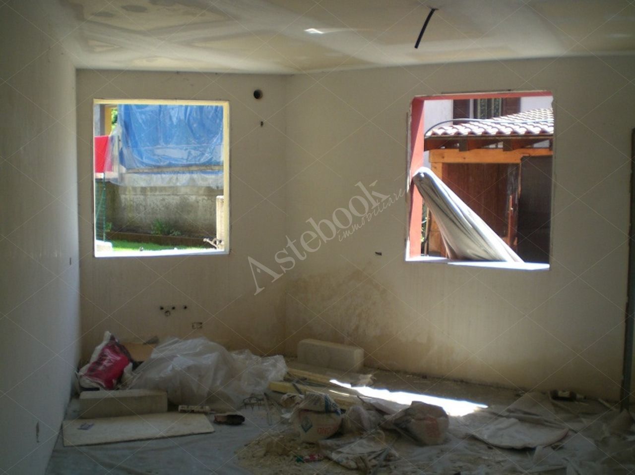 Propriet Piena-In Comune di MISSAGLIA (LC) Via P.Giovanni XXIII fabbricato non ultimato inagibile,su 3 piani f.terra e un interrato composto da: u.i. di 3 vani,bagno,balcone al pt.; u.i di 3 vani,disimpegno,bagno al pt; u.i. di 2 vani,disimpegno,bagno,terrazzo al p1; u.i. di 2 vani,disimpegno,bagno al p1; u.i. di 2 vani,disimpegno,bagno,balcone al p2; u.i. di 2 vani al p2; spazio di circa mq.175 al p.int. da destinare ad autorimessa,corsello di manovra,locale immondezzaio,locale contatori.