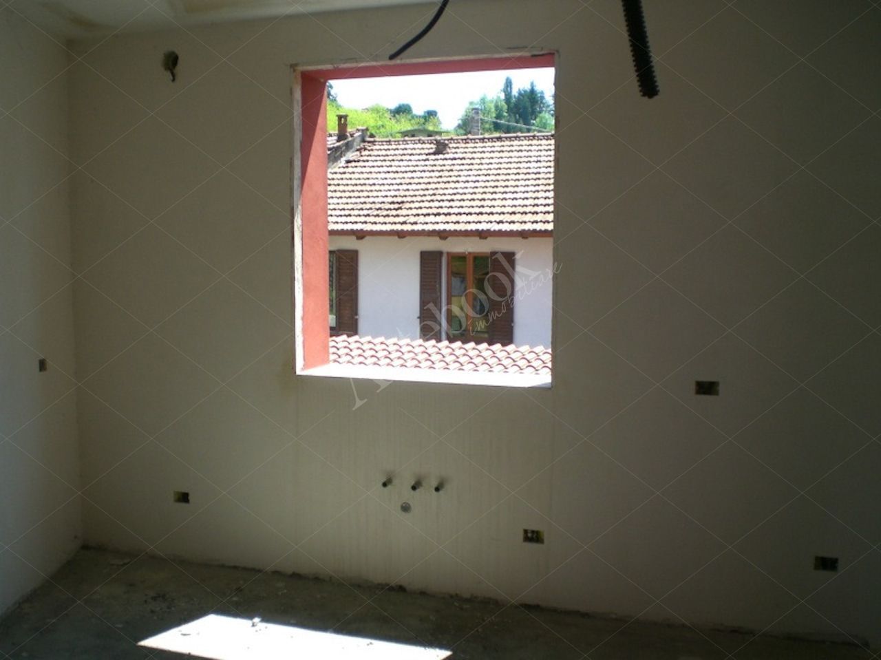 Propriet Piena-In Comune di MISSAGLIA (LC) Via P.Giovanni XXIII fabbricato non ultimato inagibile,su 3 piani f.terra e un interrato composto da: u.i. di 3 vani,bagno,balcone al pt.; u.i di 3 vani,disimpegno,bagno al pt; u.i. di 2 vani,disimpegno,bagno,terrazzo al p1; u.i. di 2 vani,disimpegno,bagno al p1; u.i. di 2 vani,disimpegno,bagno,balcone al p2; u.i. di 2 vani al p2; spazio di circa mq.175 al p.int. da destinare ad autorimessa,corsello di manovra,locale immondezzaio,locale contatori.