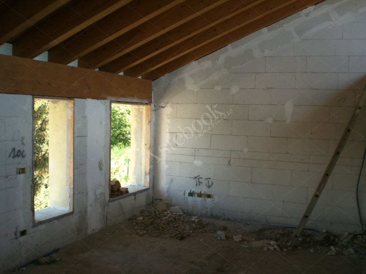 Propriet Piena-In Comune di MISSAGLIA (LC) Via P.Giovanni XXIII fabbricato non ultimato inagibile,su 3 piani f.terra e un interrato composto da: u.i. di 3 vani,bagno,balcone al pt.; u.i di 3 vani,disimpegno,bagno al pt; u.i. di 2 vani,disimpegno,bagno,terrazzo al p1; u.i. di 2 vani,disimpegno,bagno al p1; u.i. di 2 vani,disimpegno,bagno,balcone al p2; u.i. di 2 vani al p2; spazio di circa mq.175 al p.int. da destinare ad autorimessa,corsello di manovra,locale immondezzaio,locale contatori.