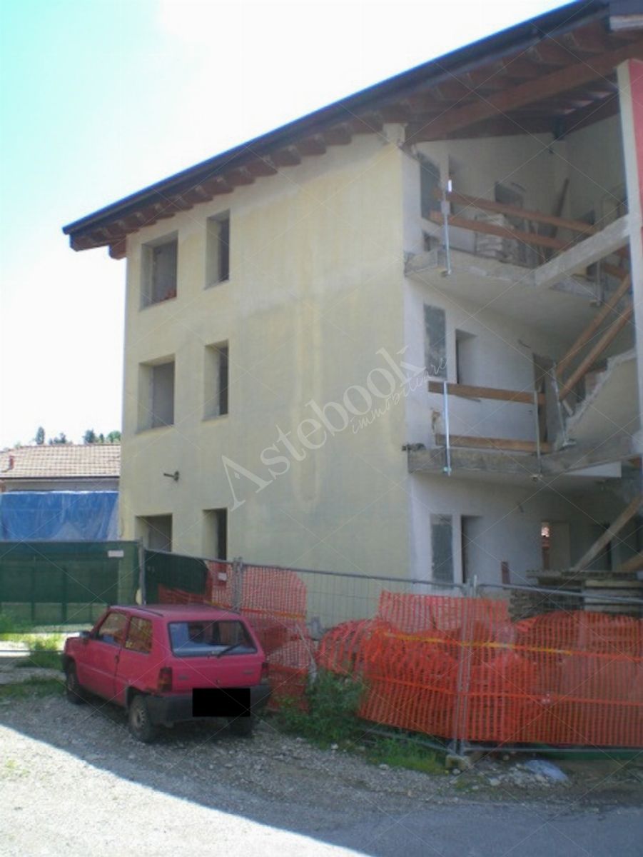 Propriet Piena-In Comune di MISSAGLIA (LC) Via P.Giovanni XXIII fabbricato non ultimato inagibile,su 3 piani f.terra e un interrato composto da: u.i. di 3 vani,bagno,balcone al pt.; u.i di 3 vani,disimpegno,bagno al pt; u.i. di 2 vani,disimpegno,bagno,terrazzo al p1; u.i. di 2 vani,disimpegno,bagno al p1; u.i. di 2 vani,disimpegno,bagno,balcone al p2; u.i. di 2 vani al p2; spazio di circa mq.175 al p.int. da destinare ad autorimessa,corsello di manovra,locale immondezzaio,locale contatori.