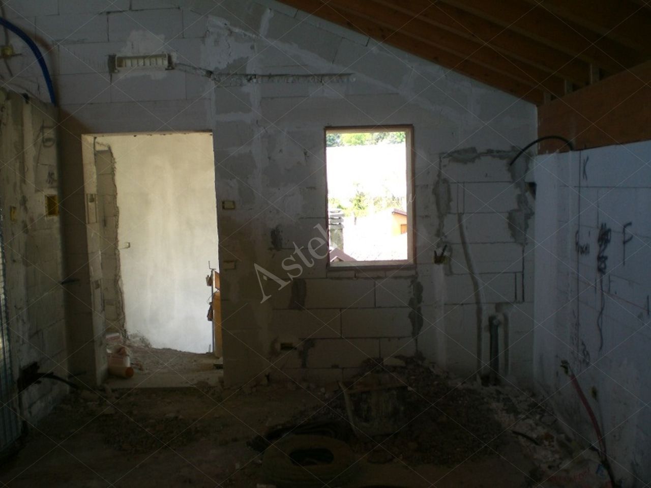Propriet Piena-In Comune di MISSAGLIA (LC) Via P.Giovanni XXIII fabbricato non ultimato inagibile,su 3 piani f.terra e un interrato composto da: u.i. di 3 vani,bagno,balcone al pt.; u.i di 3 vani,disimpegno,bagno al pt; u.i. di 2 vani,disimpegno,bagno,terrazzo al p1; u.i. di 2 vani,disimpegno,bagno al p1; u.i. di 2 vani,disimpegno,bagno,balcone al p2; u.i. di 2 vani al p2; spazio di circa mq.175 al p.int. da destinare ad autorimessa,corsello di manovra,locale immondezzaio,locale contatori.