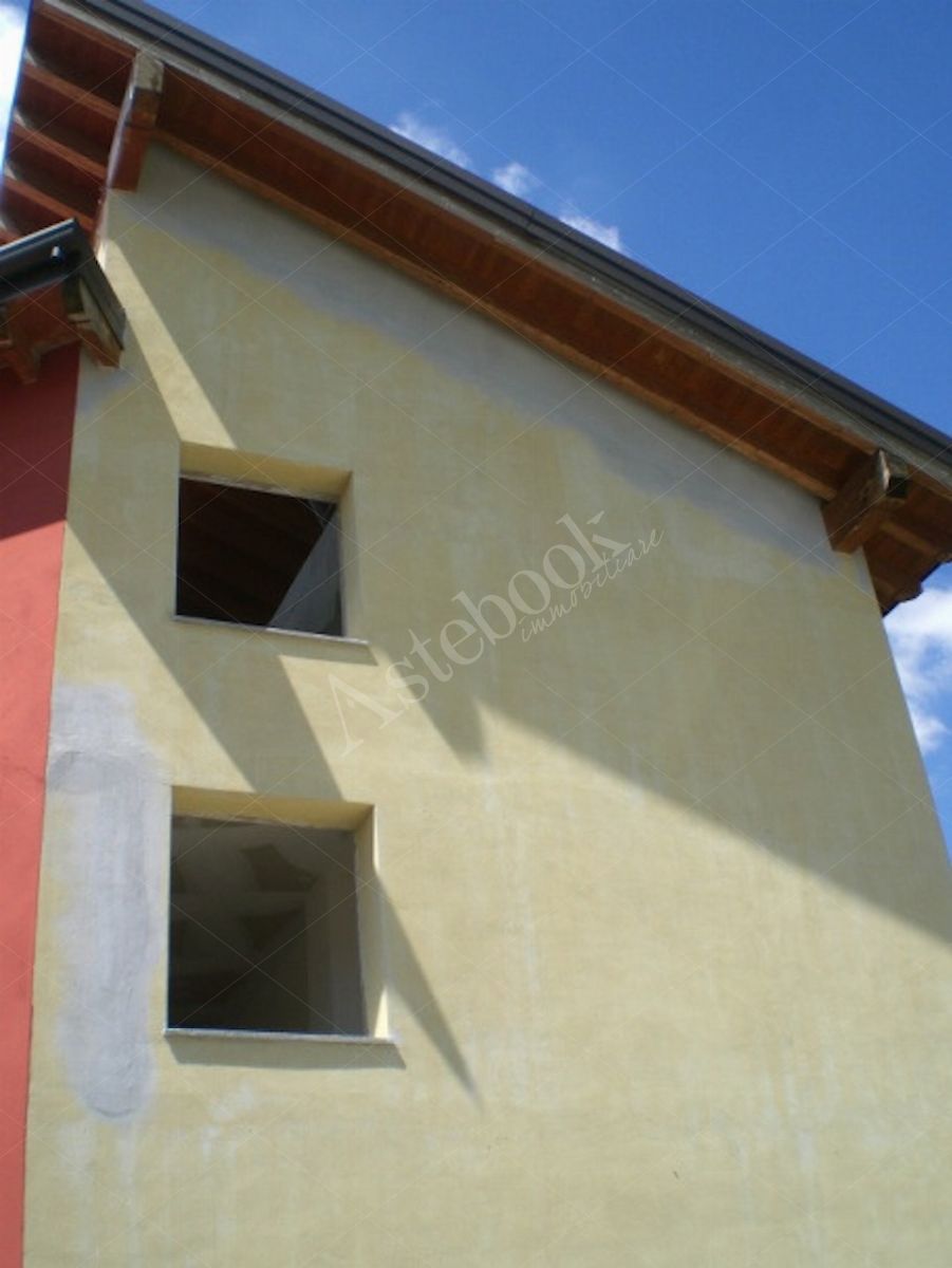 Propriet Piena-In Comune di MISSAGLIA (LC) Via P.Giovanni XXIII fabbricato non ultimato inagibile,su 3 piani f.terra e un interrato composto da: u.i. di 3 vani,bagno,balcone al pt.; u.i di 3 vani,disimpegno,bagno al pt; u.i. di 2 vani,disimpegno,bagno,terrazzo al p1; u.i. di 2 vani,disimpegno,bagno al p1; u.i. di 2 vani,disimpegno,bagno,balcone al p2; u.i. di 2 vani al p2; spazio di circa mq.175 al p.int. da destinare ad autorimessa,corsello di manovra,locale immondezzaio,locale contatori.